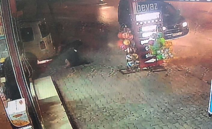 Söndürülmeden atılan sigara izmariti az kalsın park halindeki aracı yakıyordu