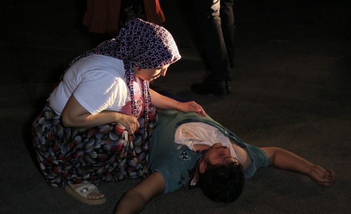 Sopayla dövdükleri kişiyi defalarca bıçaklayıp arabasının lastiklerini patlatıp kaçtılar