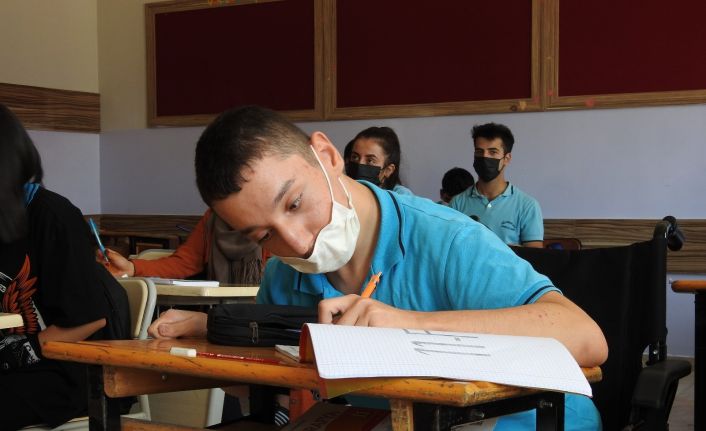 Sosyal medyadan akülü araç isteyen engelli gence Fatma Şahin sahip çıktı