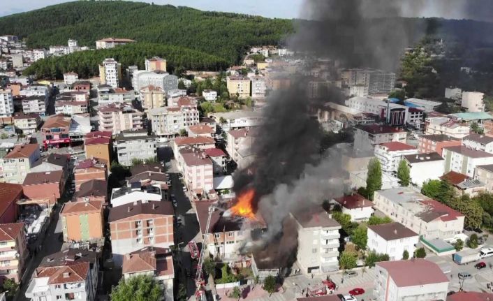 Sultanbeyli’de çatının alev alev yandığı anlar havadan görüntülendi