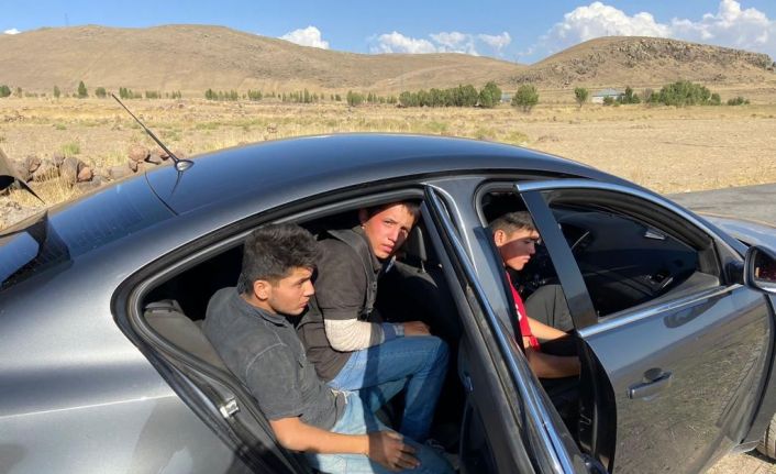 Şüphe üzerine durdurulan otomobilde 3 düzensiz göçmen 3 organizatör yakalandı