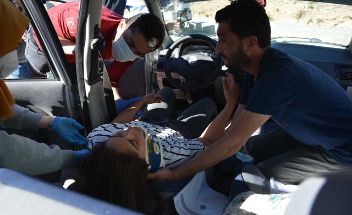 Sürücü adayının kullandığı otomobile tır çarptı: 2 Yaralı