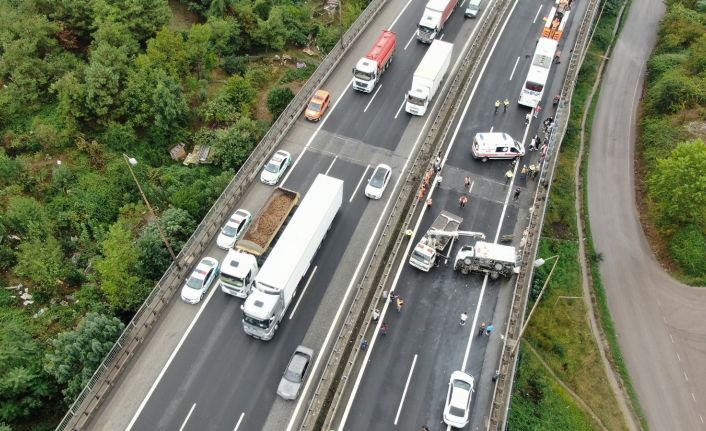 TEM’de 9 araç birbirine girdi, İstanbul istikameti trafiğe kapandı: 4 yaralı