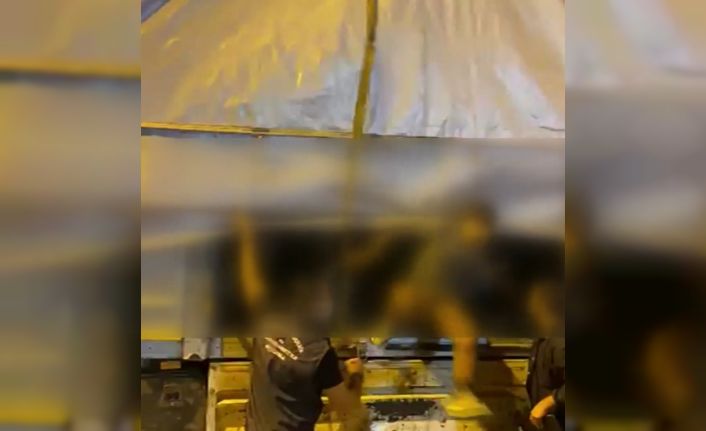 TEM’de durdurulan tırın dorsesinden 112 kaçak göçmen yakalandı: 2 tutuklama