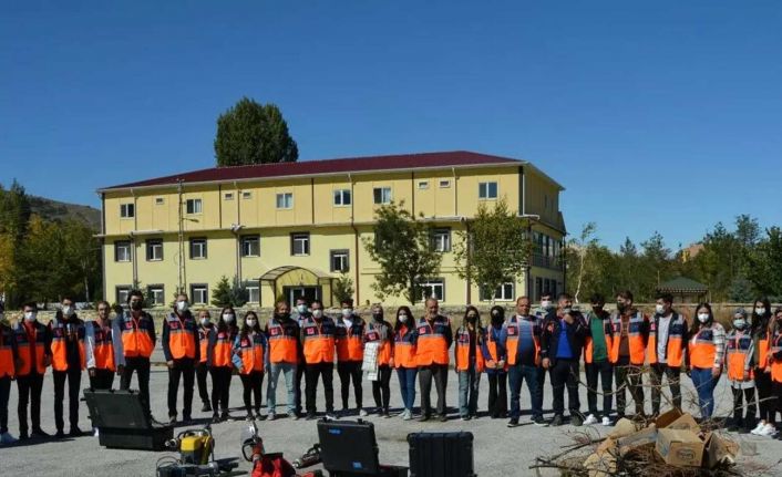 Temel afet eğitimlerini tamamlayan gönüllülere ilk yardım, yangın ve hafif arama kurtarma eğitimleri verildi