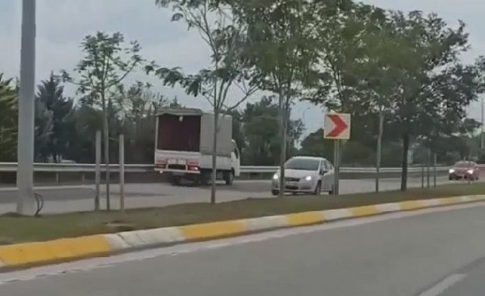 Ters şeritte ilerleyen kamyonet tehlike saçtı