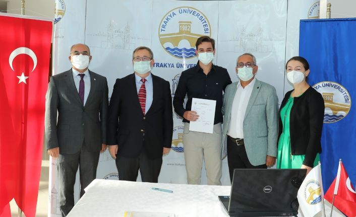 Tıp fakültesini kazanan öğrenci, anne ve babasının öğrencisi oldu