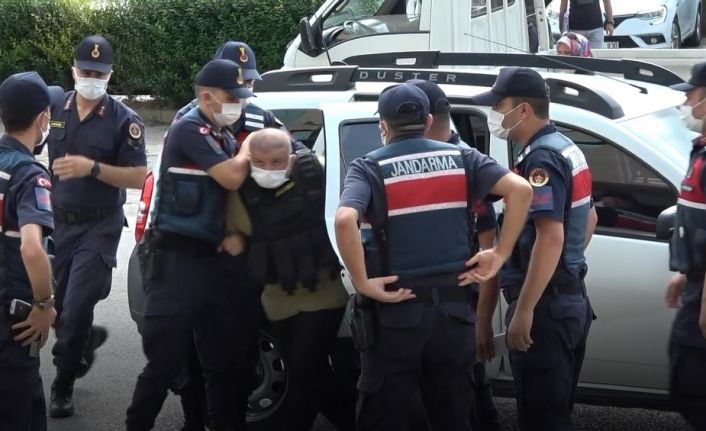 Trabzon’da cinnet geçirerek 3 küçük kızını silahla öldüren şahıs adliyeye getirildi