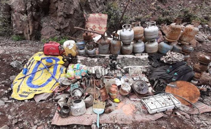 Tunceli’de 5 odadan oluşan sığınak imha edildi, teröristlere ait mühimmat ve yaşam malzemesi ele geçirildi