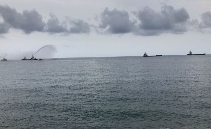 Türk Yıldızları’nın gösterisi iptal olunca römorkörlerin su gösterisini izlediler