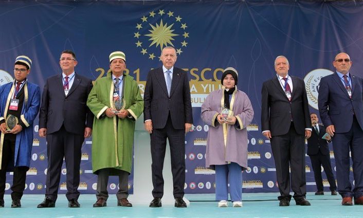 Türkiye’de 2021 yılının çırağı seçilen Trabzonlu Yaprak ödülünü Erdoğan’ın elinden aldı