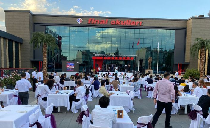 Türkiye’de bir ilki gerçekleştiren Final Okulları 42. yılını eski mezun olan öğrencilerle bir araya gelerek kutladı