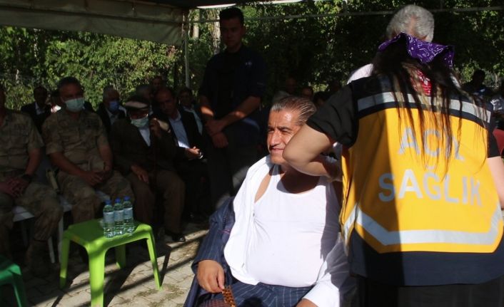 Türkücü Aydın Aydın aşıya dikkat çekmek için düğünün ortasında aşı oldu
