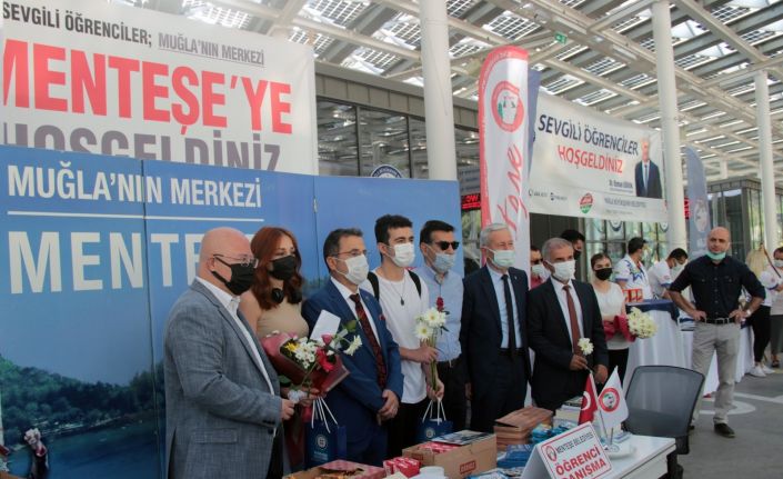 Üniversite öğrencileri karanfillerle karşılandı