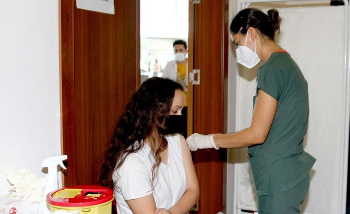 Üniversite öğrencileri, kayıt merkezinde aşı oluyor