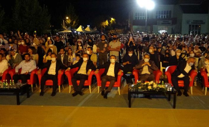 Üniversite öğrencilerine çiğ köfteli konserli karşılama