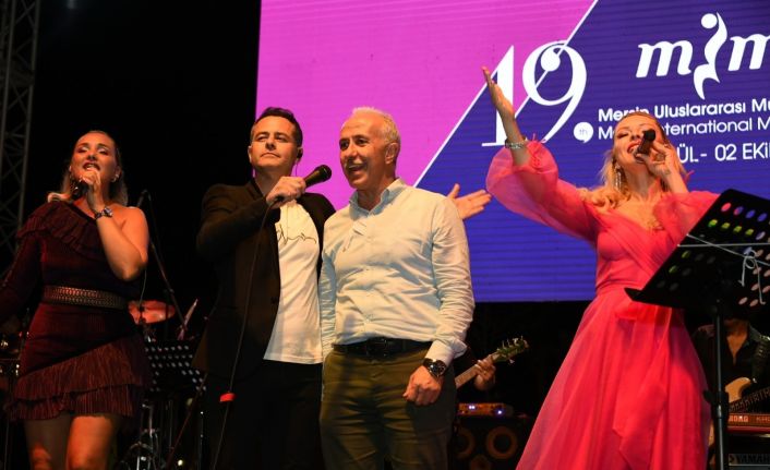 Ünlü şarkıcı Barbaros, Mersin’de sevenleriyle buluştu