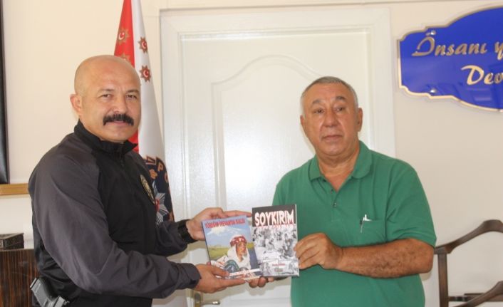 Ünsal, “Soykırım” ve “Yüreğim Erivanda kaldı” romanını emniyet müdürüne hediye etti