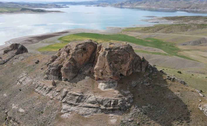 Urartular dönemine ait Tanrıverdi Kalesi ilk günkü ihtişamını koruyor