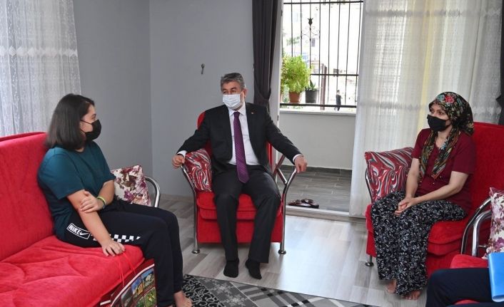 Vali Erdinç Yılmaz, vatandaşları evinde ziyaret ediyor, dertlerini dinliyor