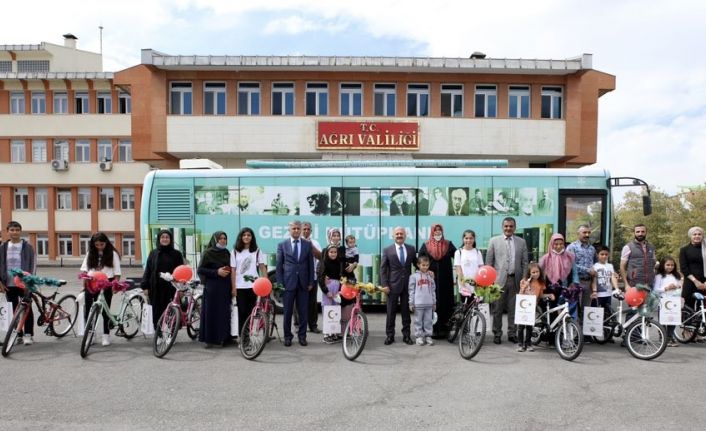 Vali Varol, kitap okuma yarışmasında dereceye giren öğrencilerle bir araya geldi