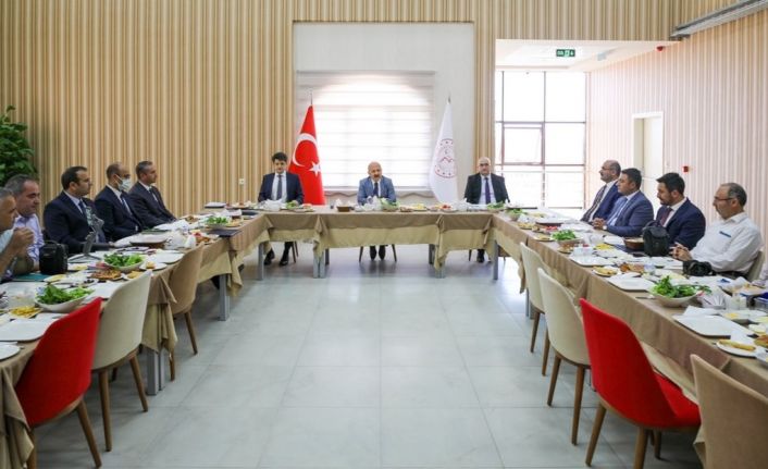 Vali Varol: “Sınır güvenlik sistemimiz göçmen akınına müsaade etmeyecek bir ortam oluşturdu”