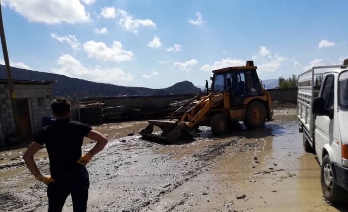 Van Büyükşehir Belediyesi, su taşkınlarından etkilenen vatandaşların yanında