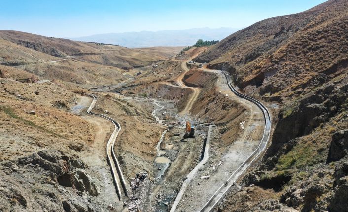 Van Büyükşehir Belediyesi’nin 21 kilometrelik sulama kanalı projesi 6 mahalleye can suyu olacak