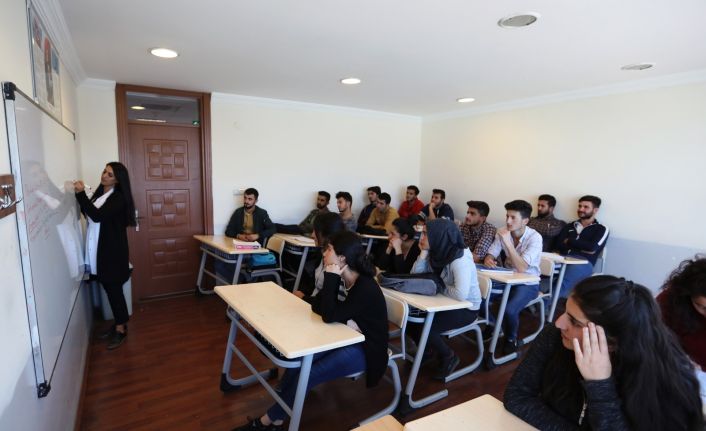 Van Büyükşehir’in sürekli eğitim merkezi 303 genci üniversiteli yaptı