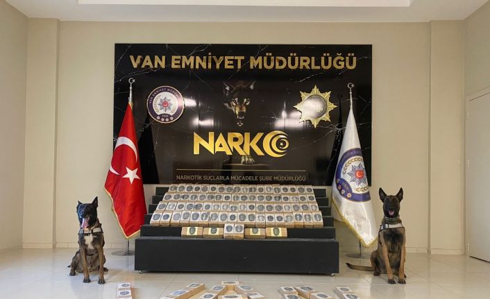 Van’da boş bir arazide 104 kilo 300 gram eroin ele geçirildi