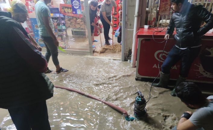 Van’da sağanak sele neden oldu, ev ve dükkanlar su altında kaldı