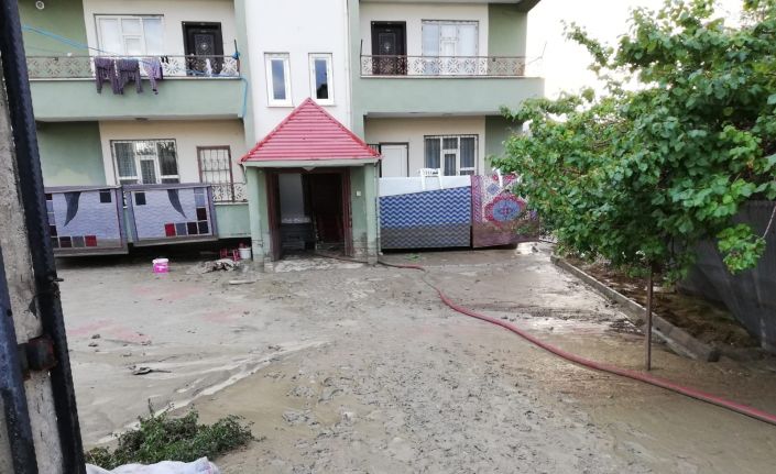 Van’da sağanak yağış su taşkınlarına neden oldu