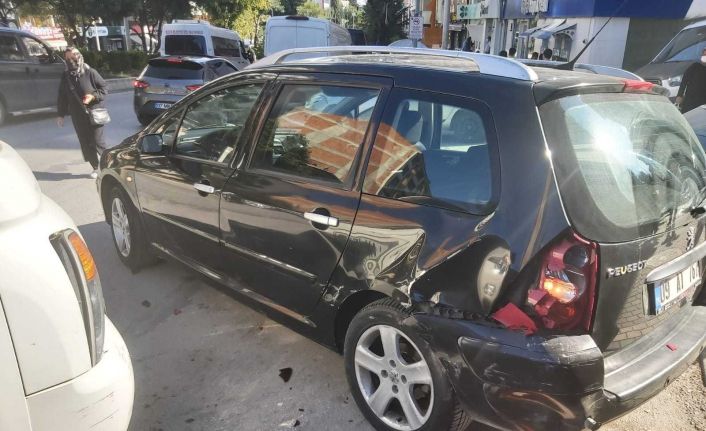 Yangına giderken zincirleme kazaya karışan itfaiye aracı durmayıp yoluna devam etti