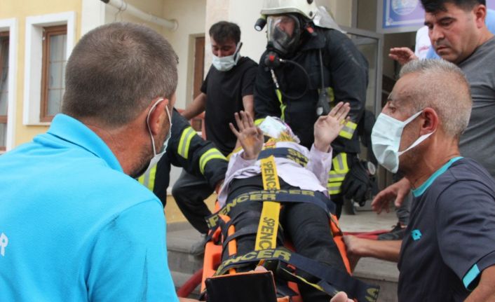 Yangından kurtulmak için 4. kattan önce kızını sonra kendisini aşağı attı