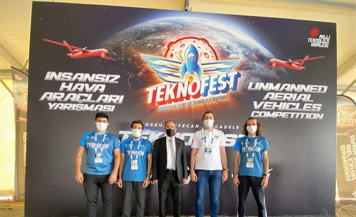 Yaptıkları 1 buçuk kilogram yük taşıyan İHA ile finalist olmaya hak kazandılar