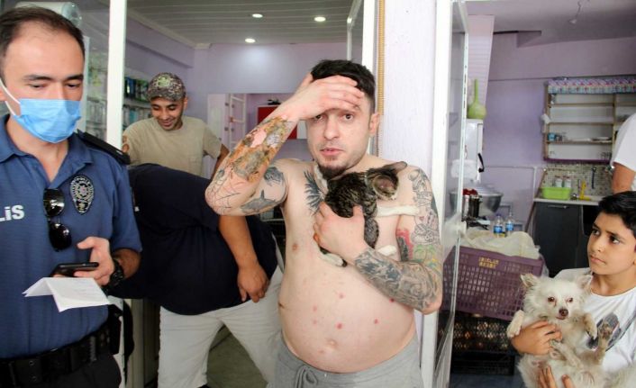 Yaşadığı ev küle döndü, yarasının acısını unutup kurtarılan kedisine sarılarak teselli buldu