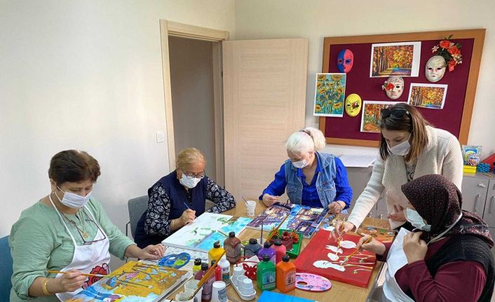 Yaşlı Yaşam Merkezi müdavimleri ebru ve resim öğreniyor