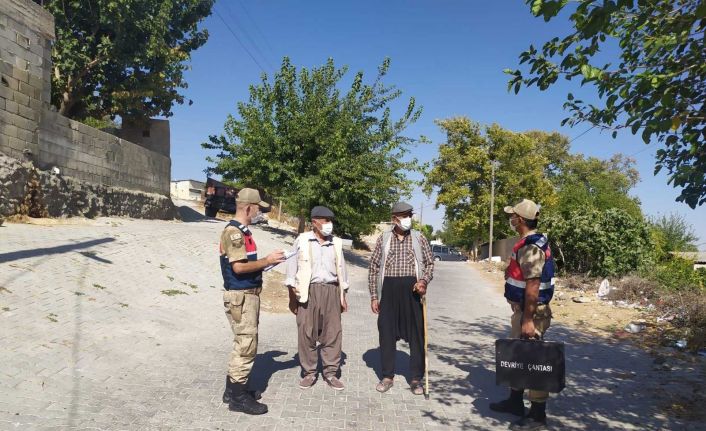 Yaya devriyesindeki jandarmalar kimsesizleri ziyaret ediyor