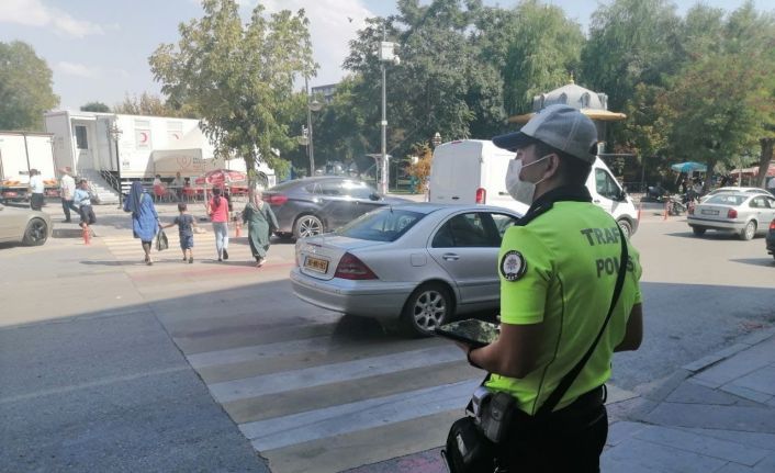 Yayalara yol vermeyen ve telefon kullanan sürücülere 7 bin 486 lira ceza