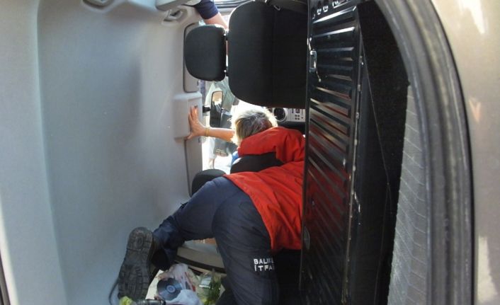 Yayaya çarpmamak için direksiyonu kıran kadın sürücü durağa çarpıp takla attı