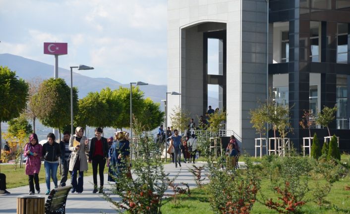 YKS sonucu Erzincan Binali Yıldırım Üniversitesine yerleşen adayların kesin kayıtları tamamlandı