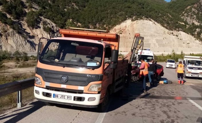 Yol çizgi kamyonuna otomobil çarptı: 1 ölü, 2 yaralı