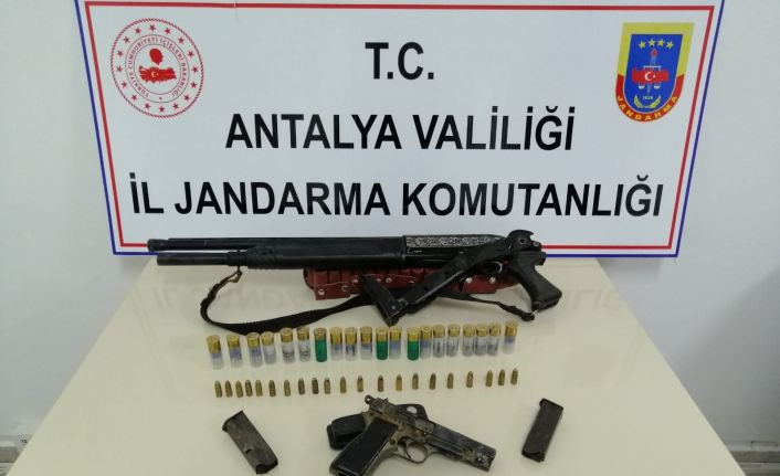 Yol kontrolünde durdurulan kamyonette ruhsatsız av tüfeği ve uyuşturucu ele geçirildi
