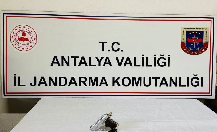 Yol kontrolünde durdurulan otobüsteki yolcudan ruhsatsız tabanca çıktı