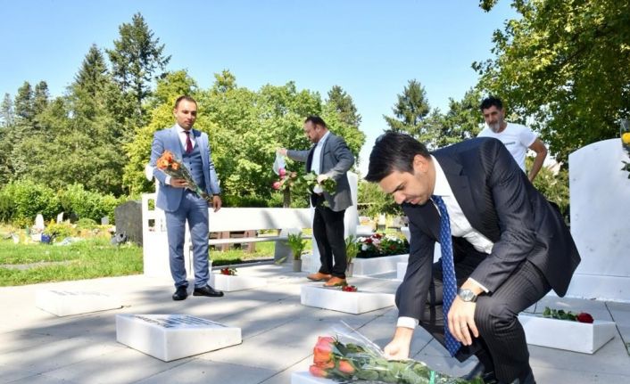 YTB Başkanı Eren, ırkçı terör saldırılarında katledilen vatandaşların kabrini ziyaret etti