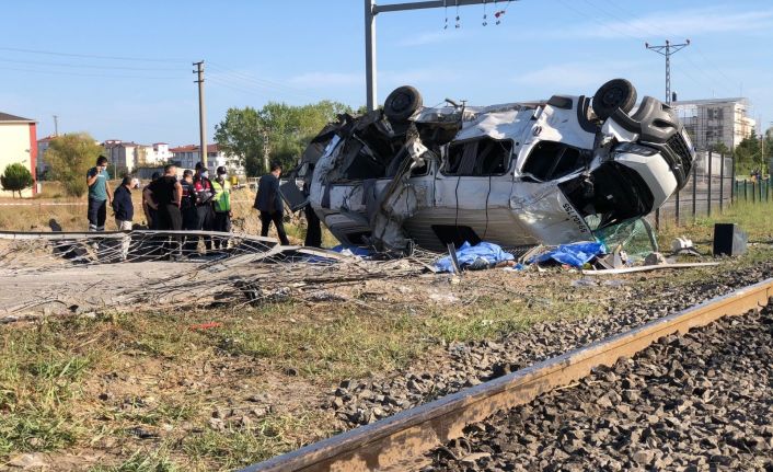 Yük treni işçi servisine çarptı: 4 ölü, 3’ü ağır 8 yaralı