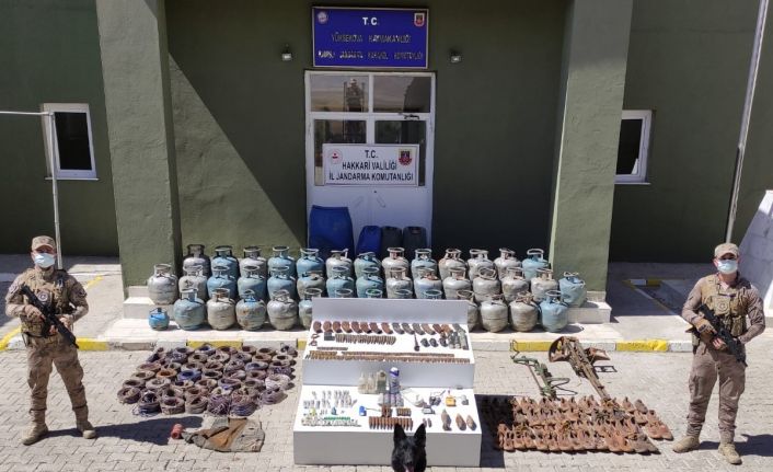 Yüksekova kırsalında 3 sığınakta çok sayıda silah ve mühimmat ele geçirildi
