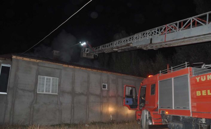 Yüksekova’da çatı yangını korkuttu, mahalleli seferber oldu