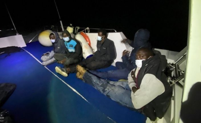 Yunanistan’ın geri ittiği 5 düzensiz göçmen kurtarıldı