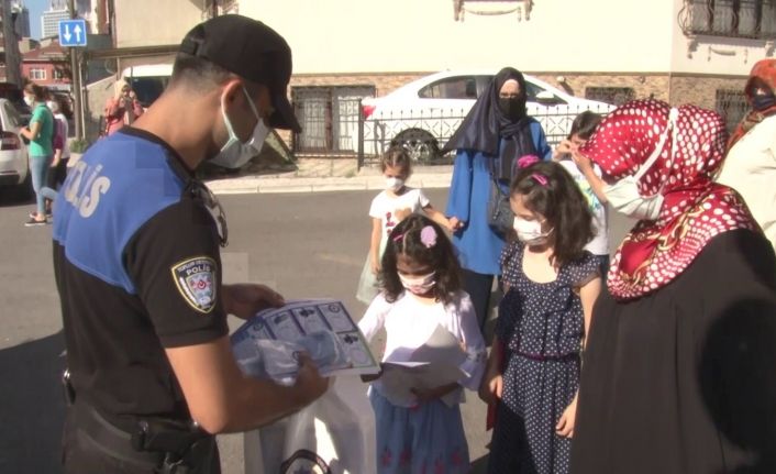 Yüz yüze derse girecek ilkokul öğrencilerine polis maske ve kolonya dağıttı